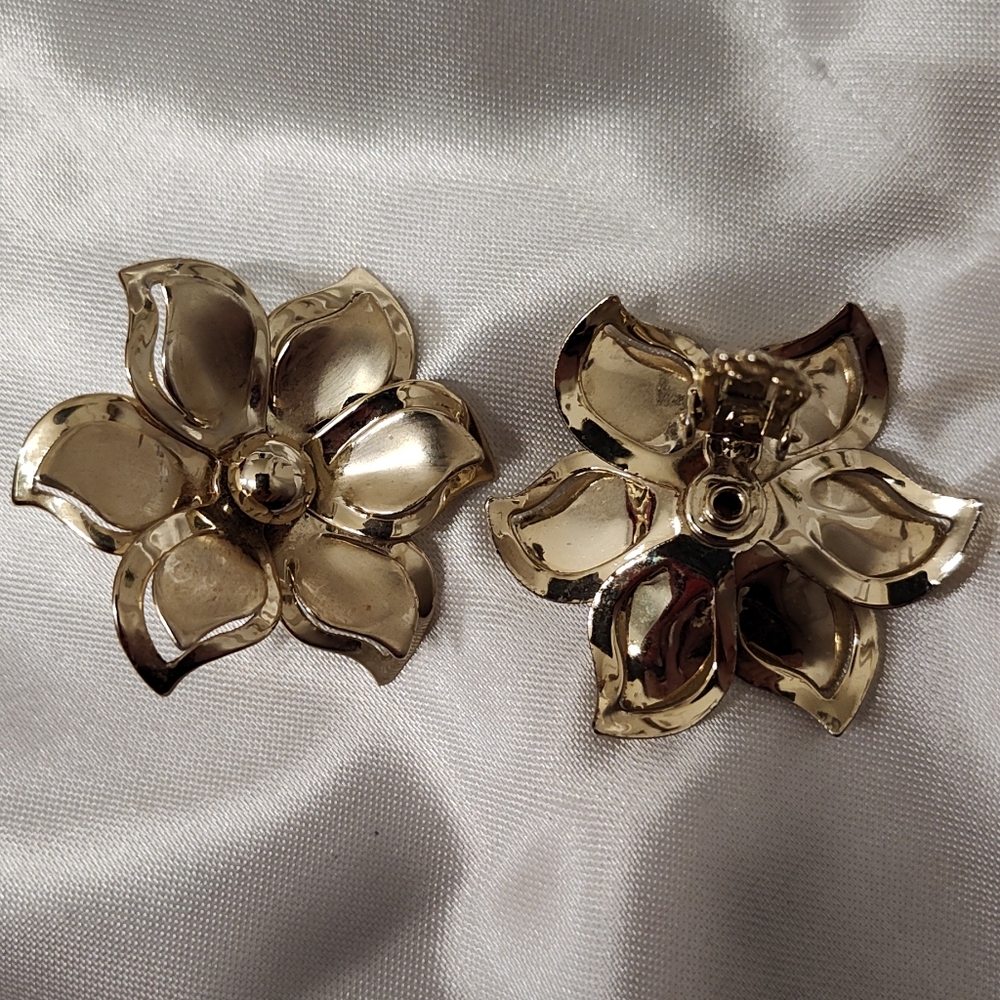 Vintage Sensational Mid Century Golden Flower Clip On Earrings in Mint Condition - Picture 4 of 5